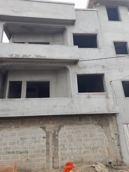 Grand Immeuble Inachevé R+2 À Vendre