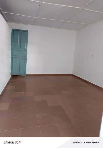 Entrée, chambre et sanitaire à louer