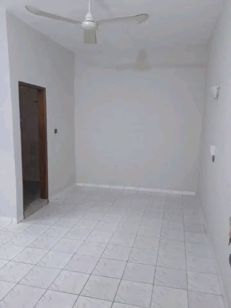 Appartement trois chambres salon sanitaire disponible