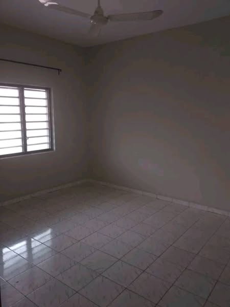 Appartement trois chambres salon sanitaire disponible