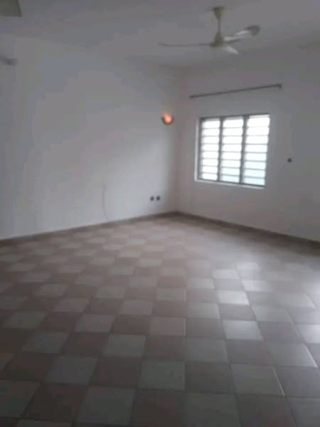 Appartement trois chambres salon sanitaire disponible