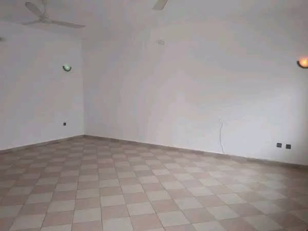 Appartement trois chambres salon sanitaire disponible