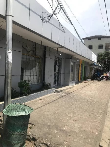 Parcelle en Angle de Rue avec Boutiques