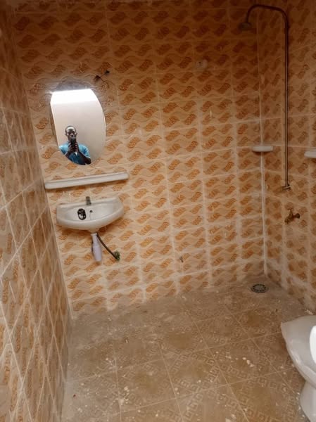 Nouvelle Construction Avec Chambre, Salon, Sanitaire