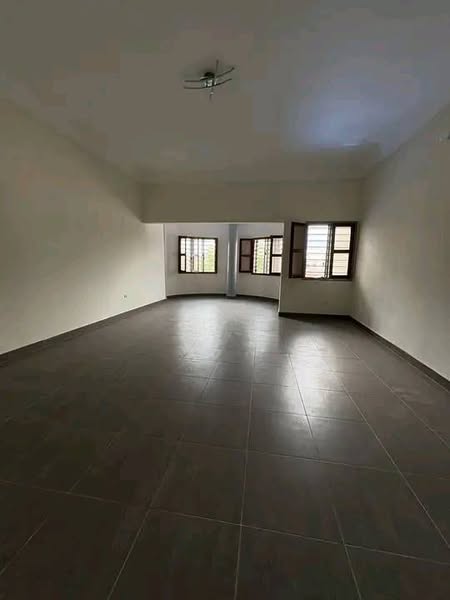 Appartement de 3 Chambres et Salon Sanitaires à Louer