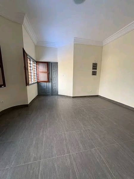 Appartement de 3 Chambres et Salon Sanitaires à Louer