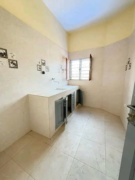 Appartement de 3 Chambres et Salon Sanitaires à Louer