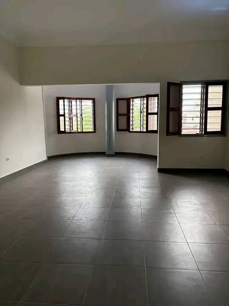 Appartement de 3 Chambres et Salon Sanitaires à Louer