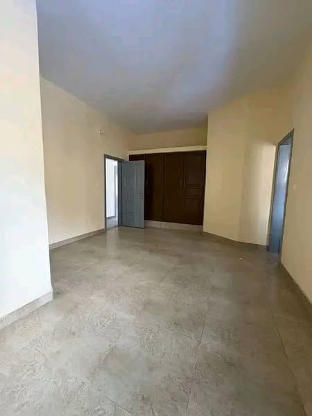 Appartement de 3 Chambres et Salon Sanitaires à Louer