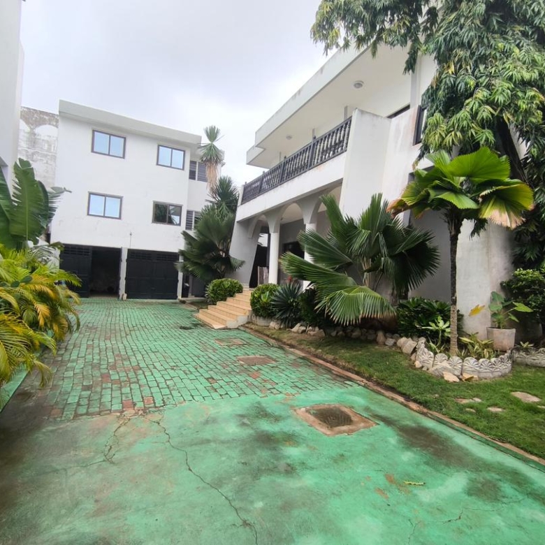 Grande villa meublée R+1 à louer avec jardin