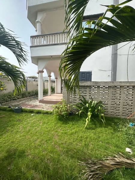 Villa Triplex Climatisée Avec Jardin À Louer
