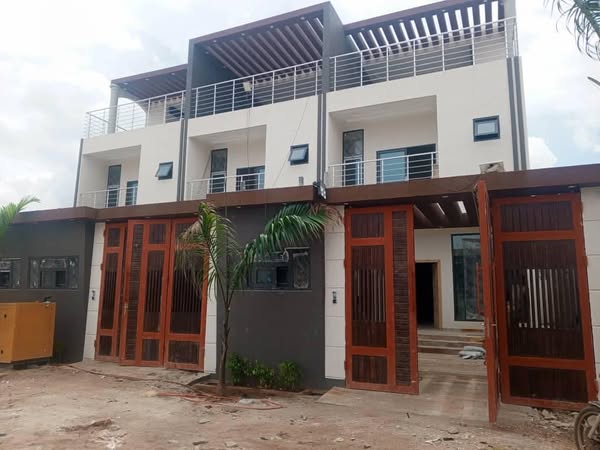 Entrée Personnelle Duplex 3 Chambres Nouvelle Construction