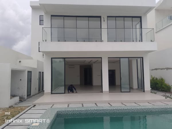 Villa de Haut Standing avec 05 Chambres et Piscine